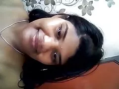 La joven puta publicó una videos porno con musica romantica foto de Sling en frente del viejo pueblo