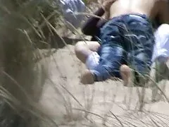 Chica trio romantico xxx joven cae delante de un hombre pervertido