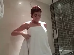 Buscando dinero con una joven belleza en romantico porno medias