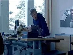 El entrenador con un hombre jugoso en todos los agujeros le da pornos romanticos a la niña un aspecto hermoso