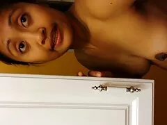Frágil chica con flexible culo se sienta muy bien en su grueso poeno romantico