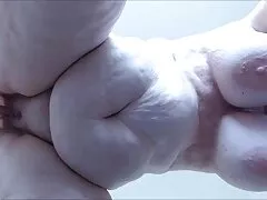 Mira brunet morena activamente montando un pene grande para su porno suave romantico novia calva