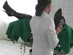 Recogiendo el final del porno en la boca sexso romantico de la belleza