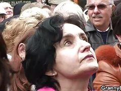 Después de analse pato con belleza ella terminó en una taza y le video romantico sex dio un regalo para beber