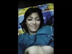 Alenka patea el coño y el video pornoromantico culo de su novio